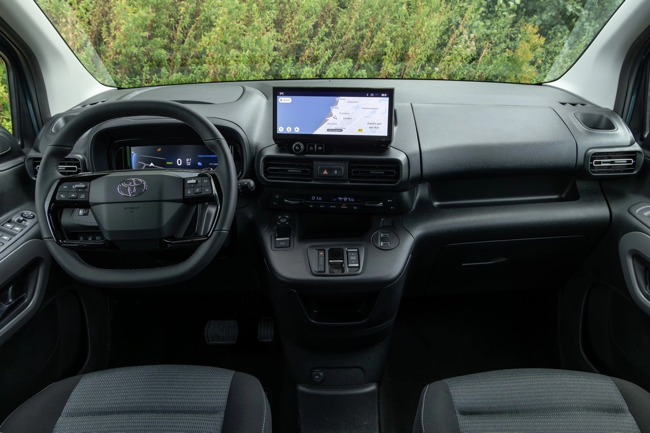2024 Proace City Family L1 BEV Libeccio blue Interior 001